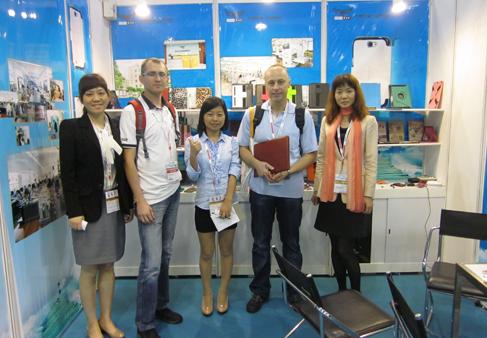 电子展上与客户合影