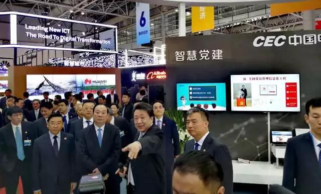 中共中央政治局委员、中宣部部长黄坤明视察中国电子展台2