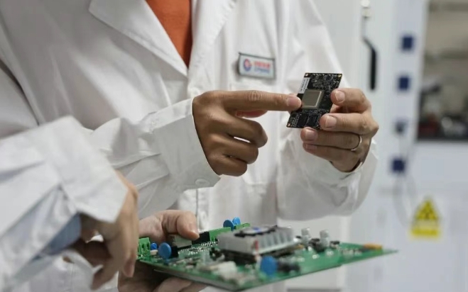 中国海油工程人员展示基于飞腾CPU开发的设备主板